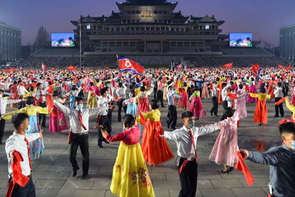 Menschen tanzen bei Feierlichkeiten zum "Tag der Sonne" auf dem Kim-Il-Sung-Platz in Pjöngjang.
