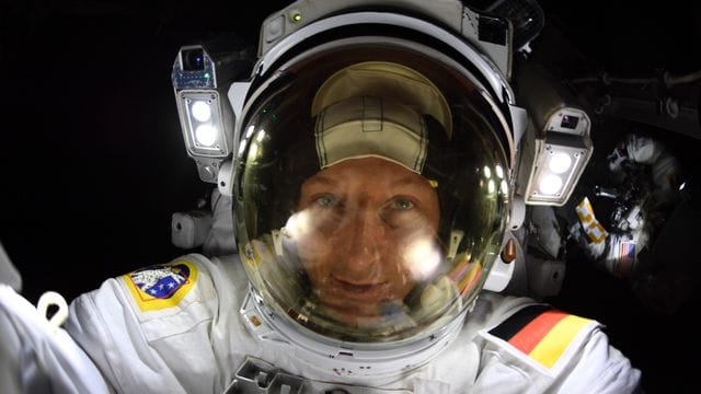 Der deutsche Astronaut Matthias Maurer posiert für ein Selfie während eines Außeneinsatzes an der Raumstation ISS. Der deutsche Astronaut Matthias Maurer posiert für ein Selfie während eines Außeneinsatzes an der Raumstation ISS.
