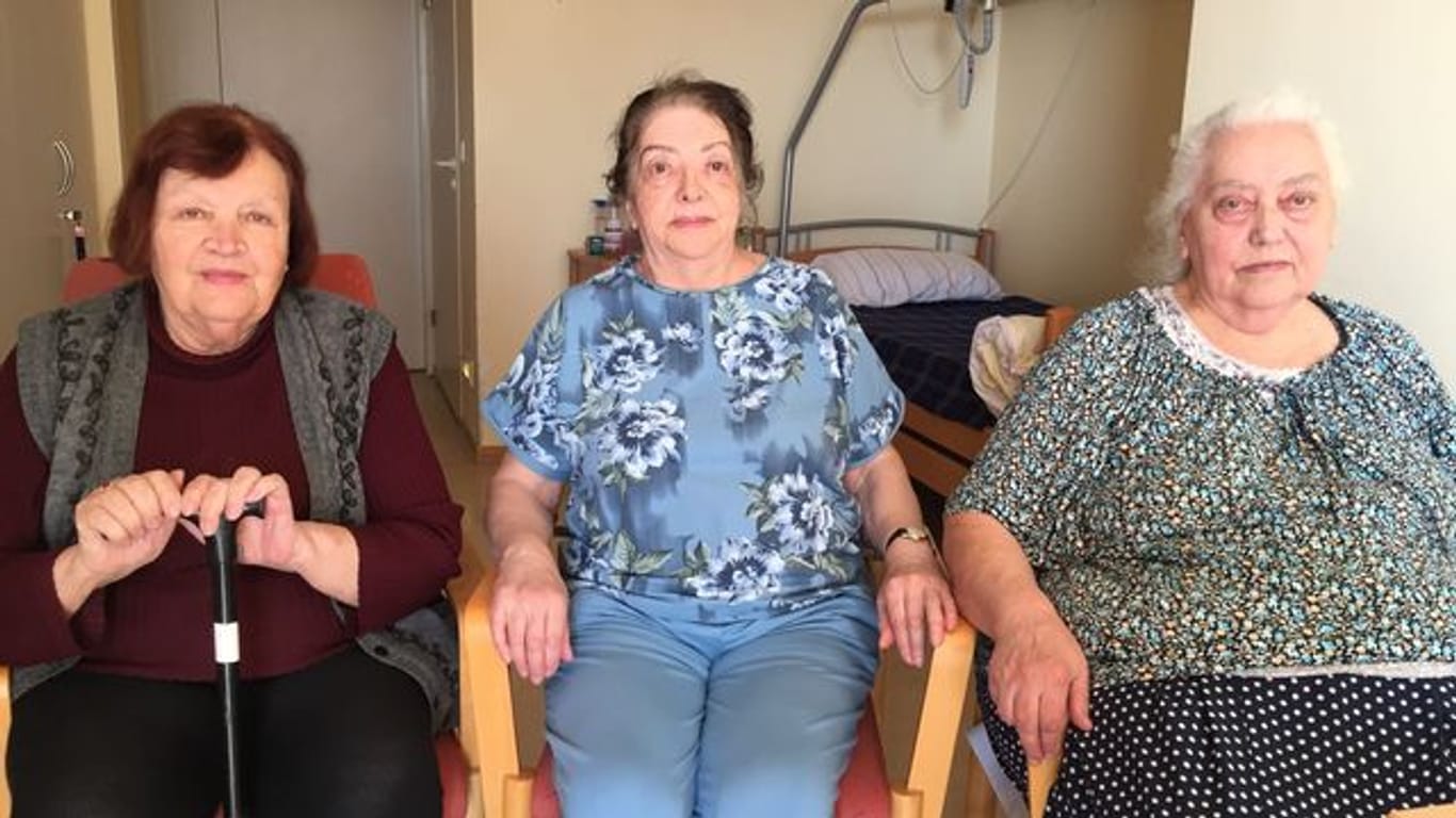 Laryssa Dsujenko (l-r), Tetjana Schuraljowa, Galina Abramova sitzen im christlich-jüdischen Altersheim der Henry und Emma Budge-Stiftung in Frankfurt.