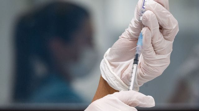Deutschlandweit wurden den neuen Angaben zufolge binnen 24 Stunden 29 Todesfälle verzeichnet. Deutschlandweit wurden den neuen Angaben zufolge binnen 24 Stunden 29 Todesfälle verzeichnet.