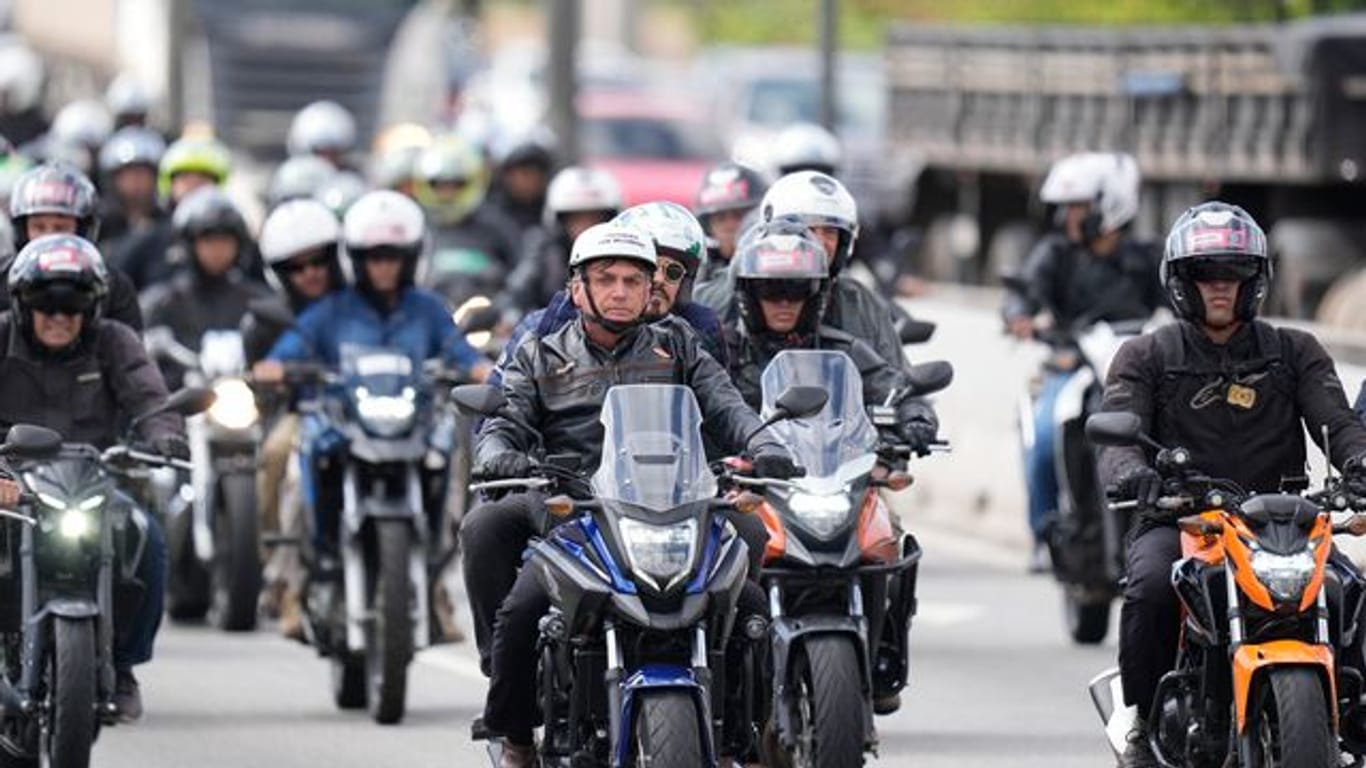 Brasliliens Präsident von Brasilien fährt mit Tausenden von Motorradfahrern herum, um Stärke zu zeigen.