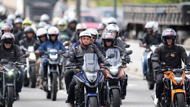 Brasliliens Präsident von Brasilien fährt mit Tausenden von Motorradfahrern herum, um Stärke zu zeigen.