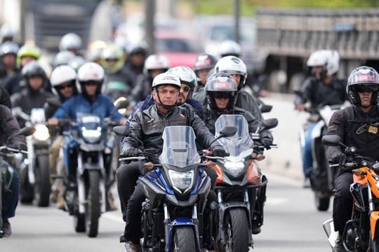 Brasliliens Präsident von Brasilien fährt mit Tausenden von Motorradfahrern herum, um Stärke zu zeigen.