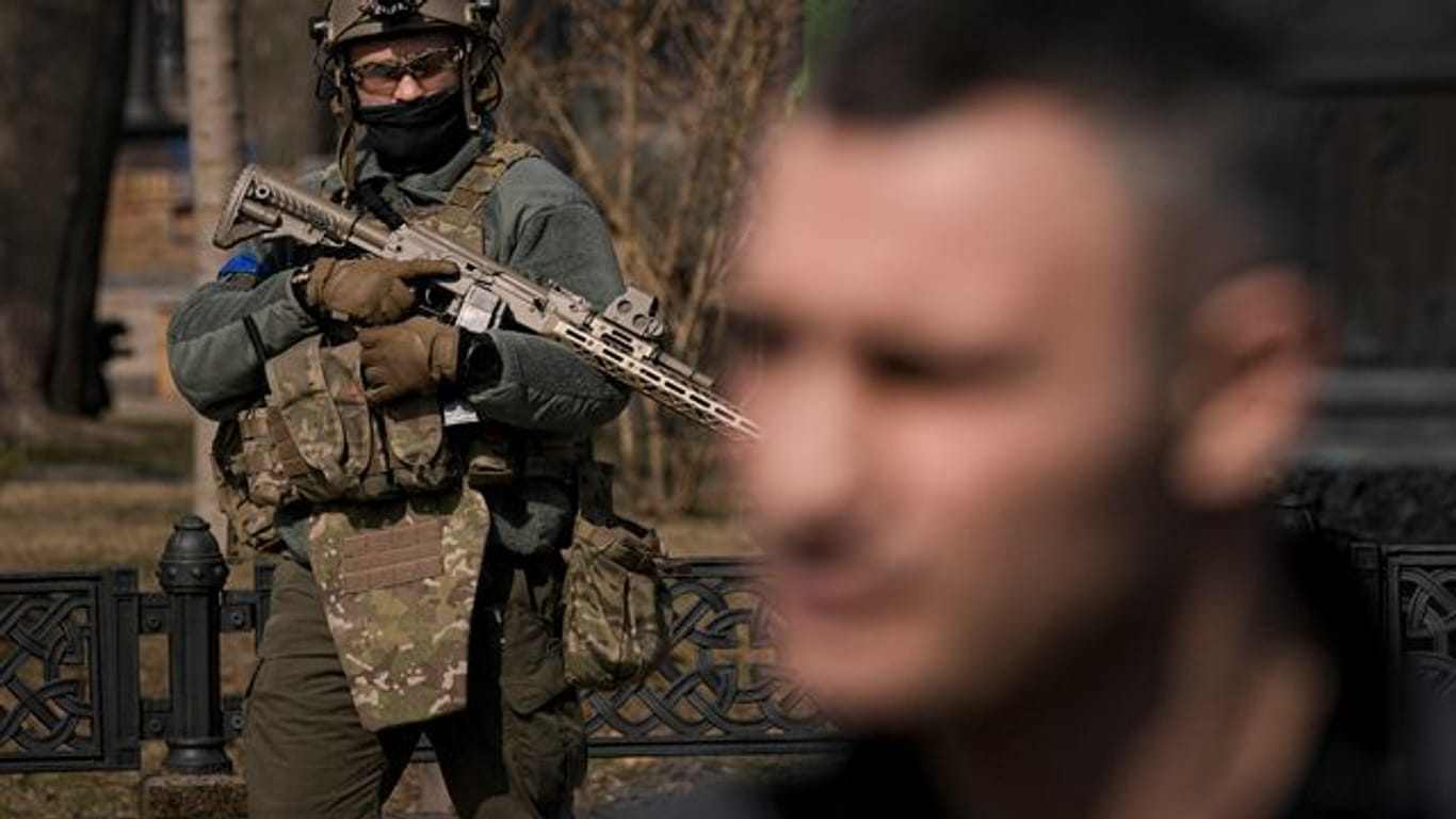 Kiews Bürgermeister Vitali Klitschko warnt wegen anhaltender Angriffe davor, jetzt schon in Hauptstadt zurückzukehren.