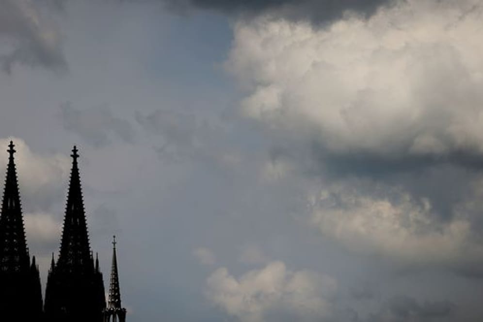 Das Erzbistum Köln hat nach eigenen Angaben insgesamt 1,15 Millionen Euro für einen überschuldeten Priester gezahlt.