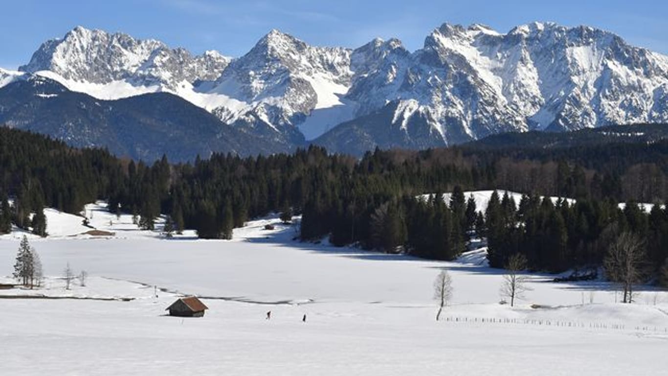 Das schneebedeckte Karwendel-Gebirge.
