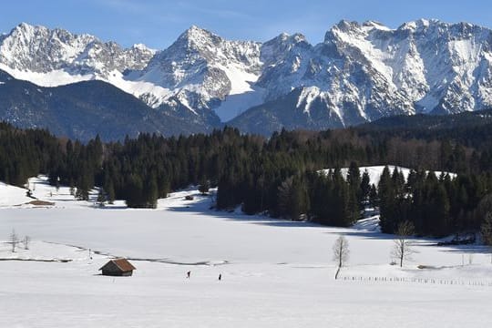 Das schneebedeckte Karwendel-Gebirge.