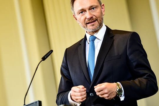 FDP-Finanzminister Christian Lindner erteilt der Forderung, den Solidaritätszuschlag wieder voll einzuführen, eine Absage.