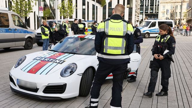 Polizeibeamte kontrollieren einen Porsche am "Car-Freitag" in Düsseldorf. Polizeibeamte kontrollieren einen Porsche am "Car-Freitag" in Düsseldorf.