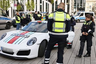Polizeibeamte kontrollieren einen Porsche am "Car-Freitag" in Düsseldorf.