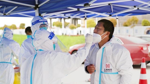 Wegen einer heftigen Corona-Welle sind in China mehrere Städte teilweise oder vollständig abgeriegelt, darunter auch die Wirtschaftsmetropole Shanghai.