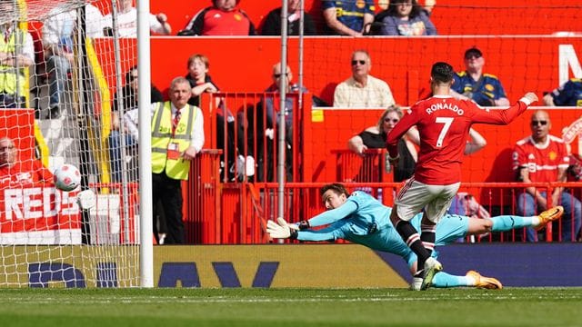 Cristiano Ronaldo (r) traf für Manchester United dreifach.