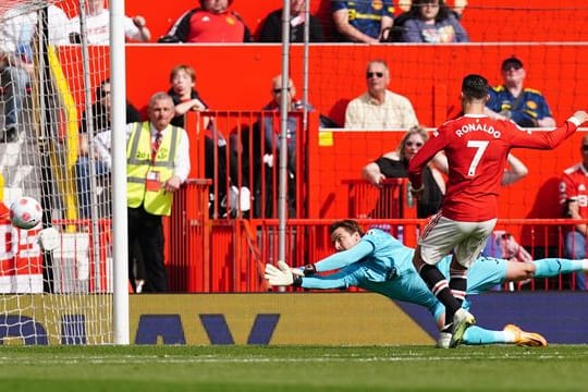 Cristiano Ronaldo (r) traf für Manchester United dreifach.