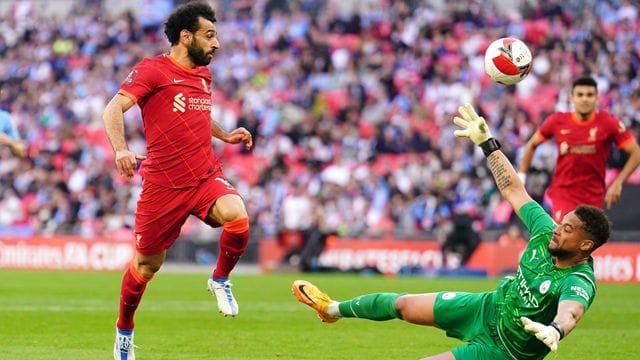 Der Liverpooler Mohamed Salah (l) beim Torabschluss.