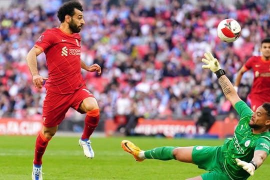 Der Liverpooler Mohamed Salah (l) beim Torabschluss.