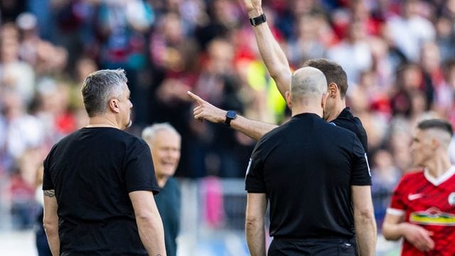 Bochums Trainer Thomas Reis (l) hatte die Rote Karte gesehen.