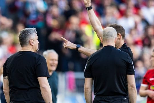 Bochums Trainer Thomas Reis (l) hatte die Rote Karte gesehen.