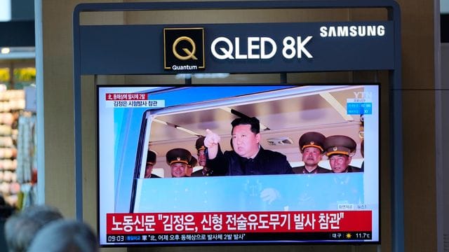 Ein Fernsehbildschirm in Seoul zeigt eine Nachrichtensendung, in der über Nordkoreas angeblichen Test einer neuartigen "Lenkwaffe" berichtet wird.