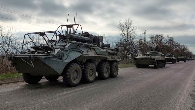 Ein russischer Militärkonvoi bewegt sich auf einer Autobahn in einem von russisch unterstützten Separatisten kontrollierten Gebiet in der Nähe von Mariupol.