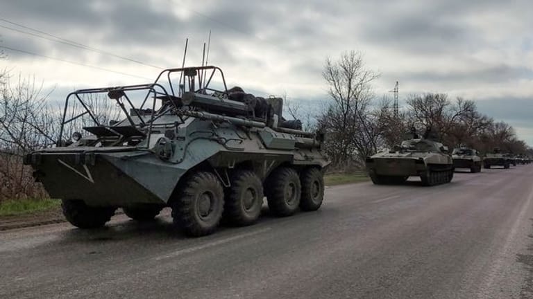 Ein russischer Militärkonvoi bewegt sich auf einer Autobahn in einem von russisch unterstützten Separatisten kontrollierten Gebiet in der Nähe von Mariupol.