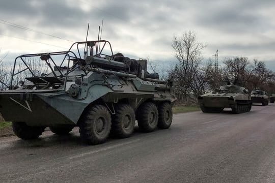 Ein russischer Militärkonvoi bewegt sich auf einer Autobahn in einem von russisch unterstützten Separatisten kontrollierten Gebiet in der Nähe von Mariupol.