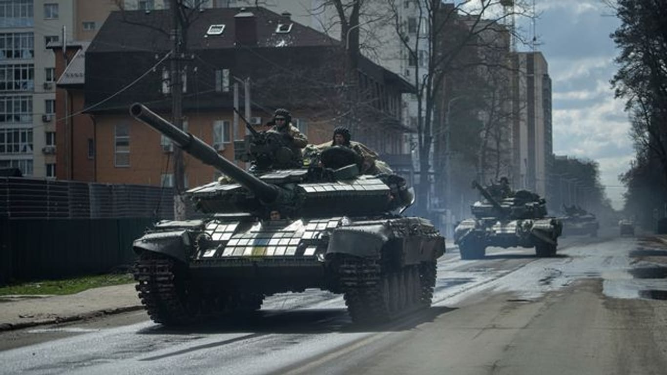 Ukrainische Panzer bewegen sich auf einer Straße in einem Außenbezirk von Kiew.
