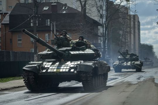 Ukrainische Panzer bewegen sich auf einer Straße in einem Außenbezirk von Kiew.