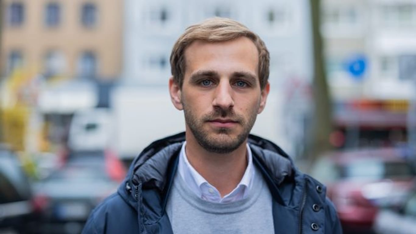 Jens Kleefeld steht in einer Straße in der Nähe seiner Düsseldorfer Wohnung.