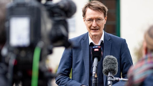 "Unser Ziel ist, möglichst genug Impfstoff für jeden Bürger zu haben, egal welche Variante kommt": Bundesgesundheitsminister Karl Lauterbach. "Unser Ziel ist, möglichst genug Impfstoff für jeden Bürger zu haben, egal welche Variante kommt": Bundesgesundheitsminister Karl Lauterbach.