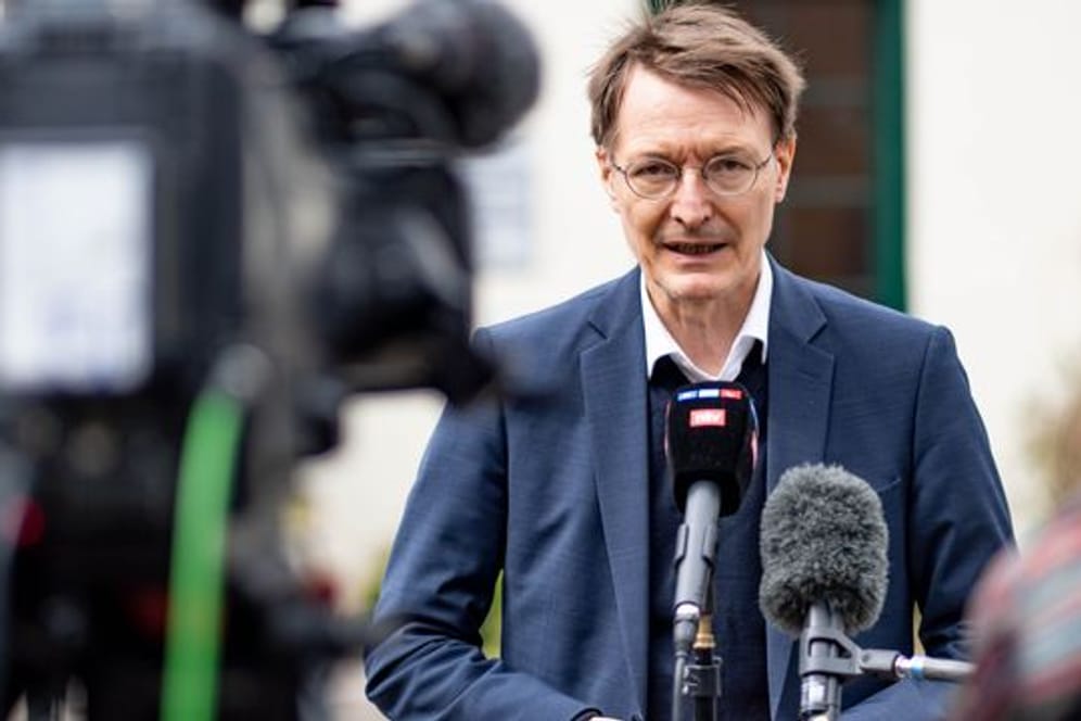 "Unser Ziel ist, möglichst genug Impfstoff für jeden Bürger zu haben, egal welche Variante kommt": Bundesgesundheitsminister Karl Lauterbach.