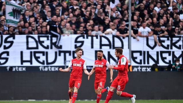 Der Kölner Sieg beim Rheinderby in Mönchengladbach stieß einigen Borussia-Fans übel auf. Der Kölner Sieg beim Rheinderby in Mönchengladbach stieß einigen Borussia-Fans übel auf.