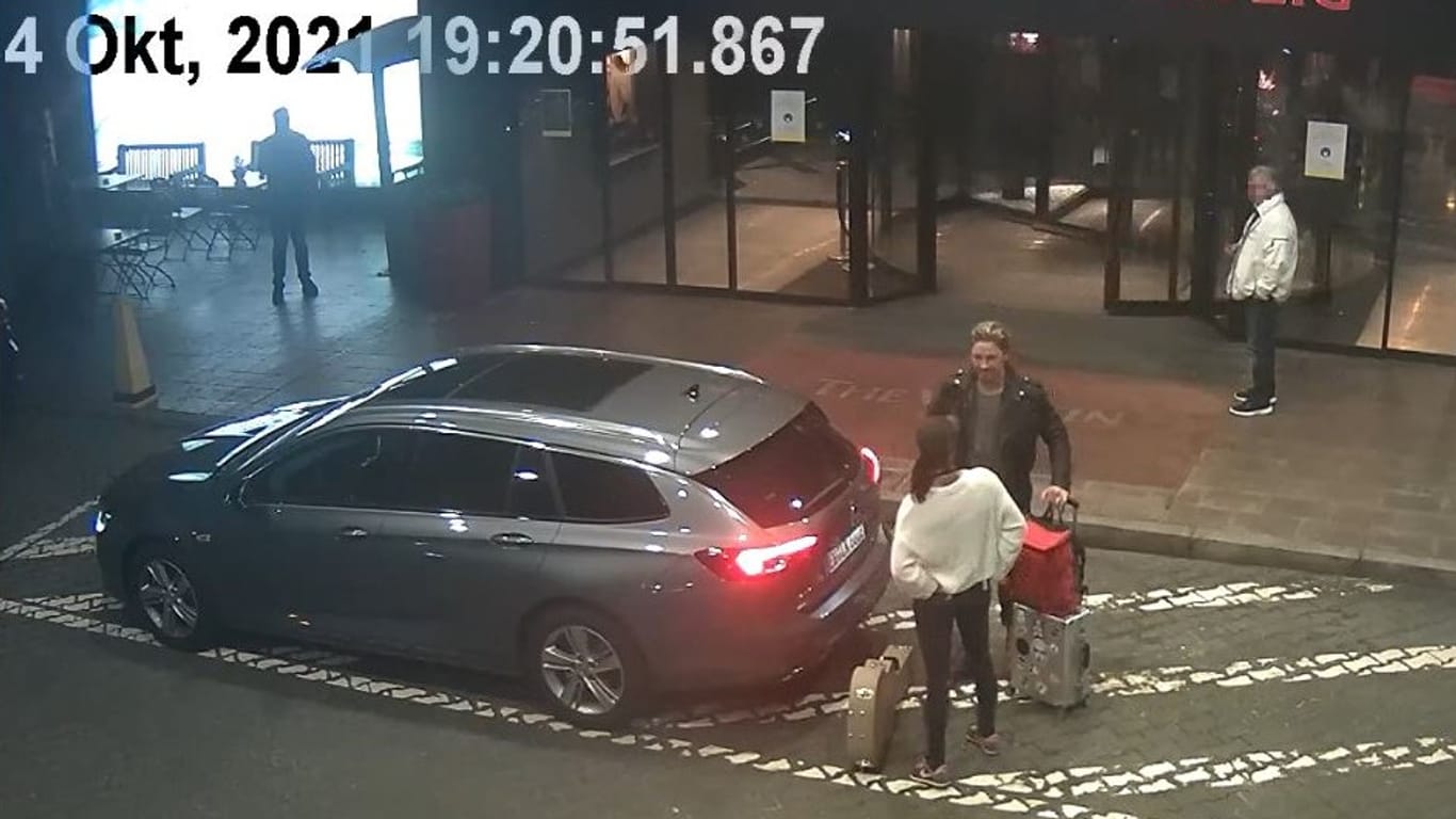 Aufnahme der Überwachungskamera vor dem Hotel: Gil Ofarim kommt an und wird von einem Mann mit weißer Jacke minutenlang interessiert beobachtet.