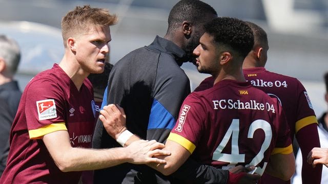 Schalkes Marius Bülter (l) feiert ein weiteres Tor gegen Darmstadt 98 mit Kerim Calhanoglu.