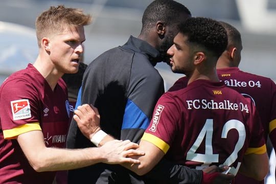 Schalkes Marius Bülter (l) feiert ein weiteres Tor gegen Darmstadt 98 mit Kerim Calhanoglu.