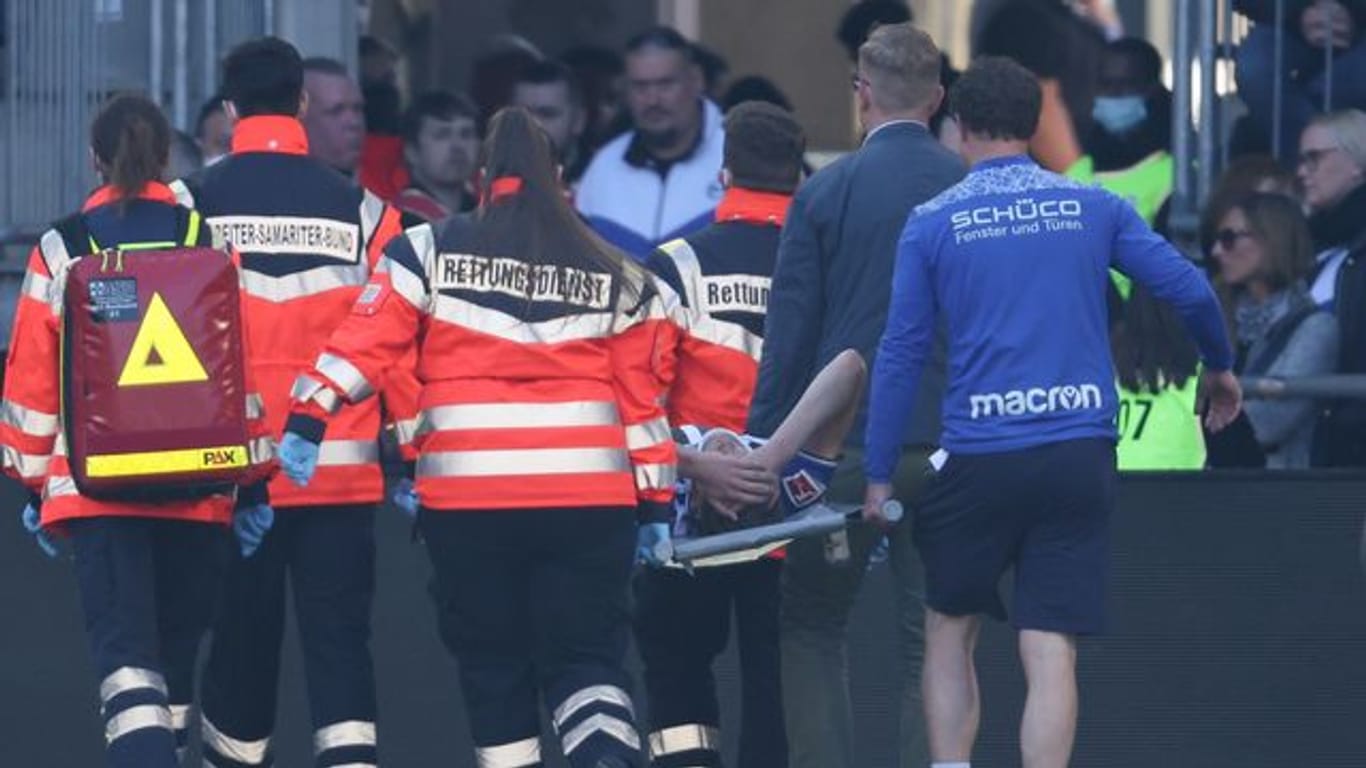 Bielefelds Fabian Kunze wird verletzt vom Platz getragen.