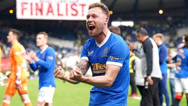 Scott Arfield von den Glasgow Rangers jubelt nach dem Schlusspfiff über den Sieg im Stadtderby. Scott Arfield von den Glasgow Rangers jubelt nach dem Schlusspfiff über den Sieg im Stadtderby.