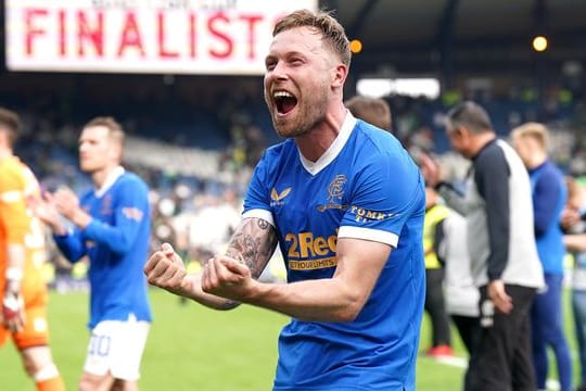 Scott Arfield von den Glasgow Rangers jubelt nach dem Schlusspfiff über den Sieg im Stadtderby.