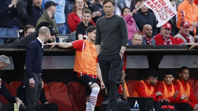 Roger Schmidt, Trainer der PSV Eindhoven, steht am Spielfeldrand. Roger Schmidt, Trainer der PSV Eindhoven, steht am Spielfeldrand.