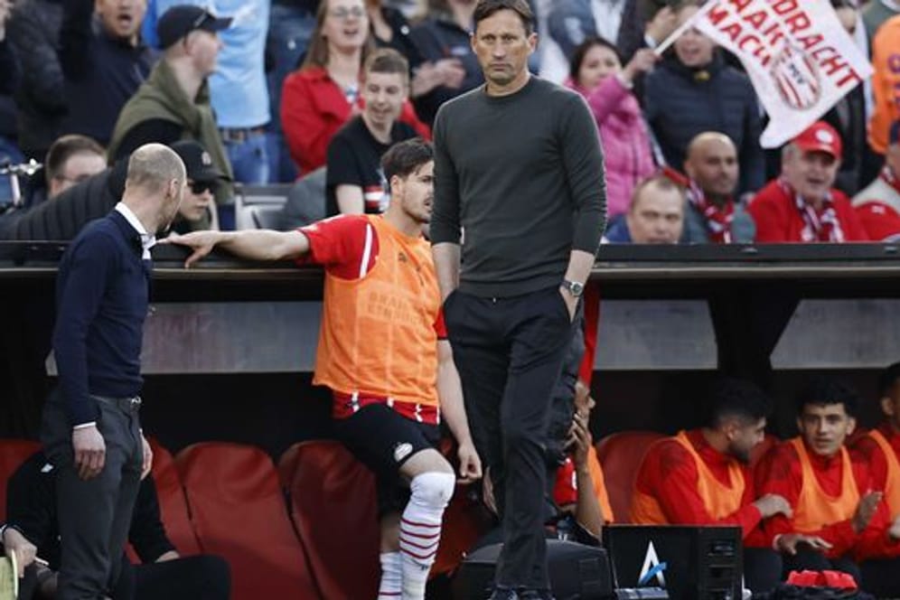 Roger Schmidt, Trainer der PSV Eindhoven, steht am Spielfeldrand.