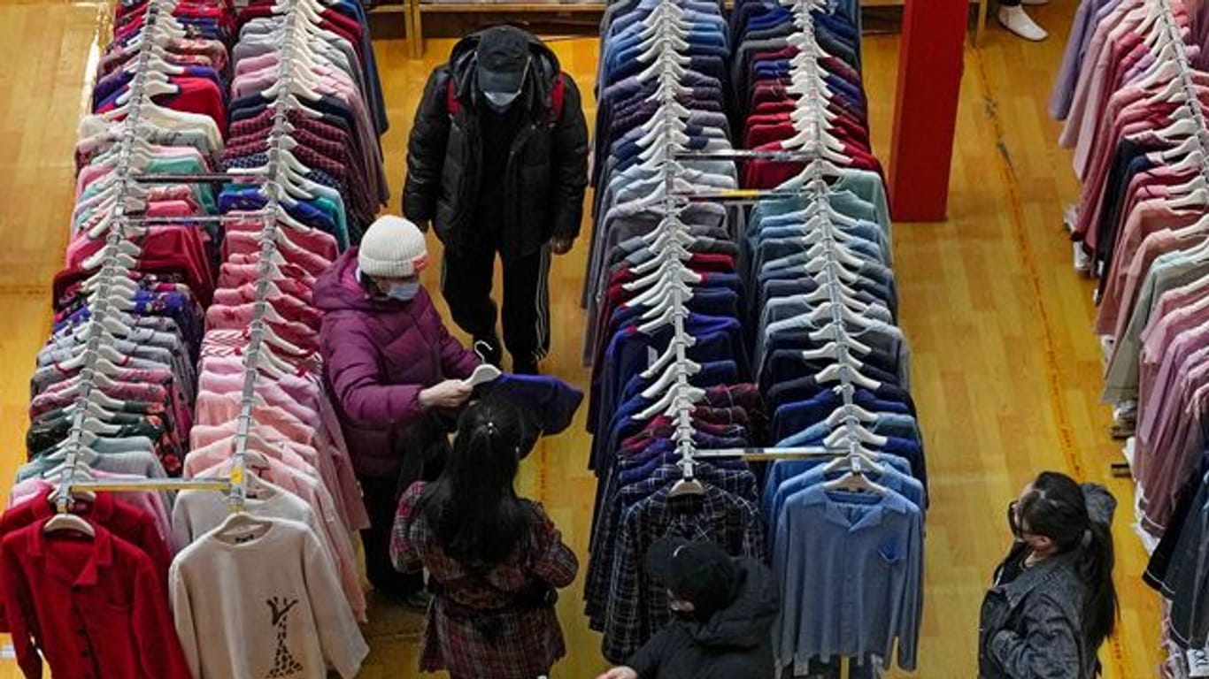 Menschen beim Kleiderkauf in einem Einkaufszentrum in Peking.