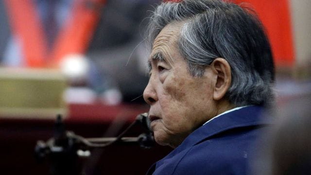 Alberto Fujimori während seiner Aussage in einem Gerichtssaal auf einer Militärbasis.