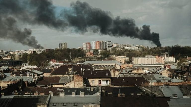 Nach den Raketeneinschlägen steigt schwarzer Rauch über der Stadt Lwiw auf.