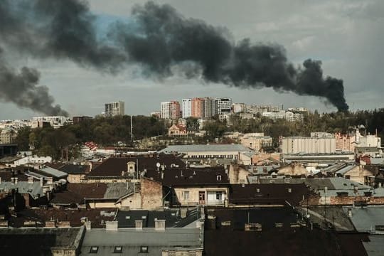 Nach den Raketeneinschlägen steigt schwarzer Rauch über der Stadt Lwiw auf.