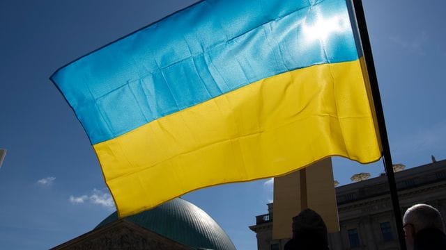 Die ukrainische Flagge bei einer Anti-Kriegs-Demonstration in Berlin.