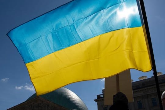 Die ukrainische Flagge bei einer Anti-Kriegs-Demonstration in Berlin.