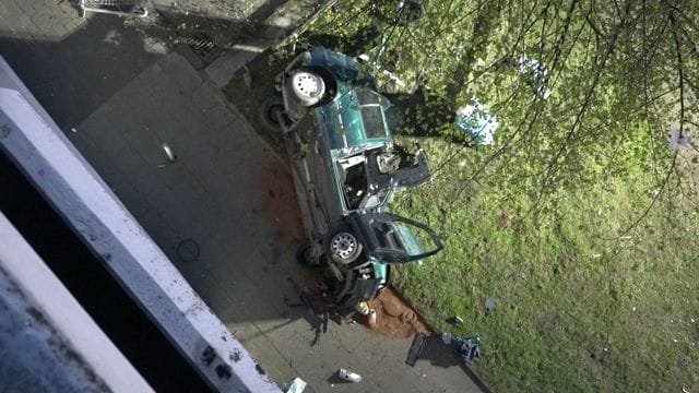Das Wrack des Autos neben dem Parkhaus.