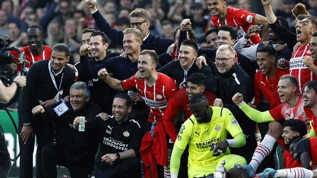 Mario Götze (M) holte mit PSV erstmals seit 2012 den Pokal wieder nach Einhoven. Mario Götze (M) holte mit PSV erstmals seit 2012 den Pokal wieder nach Einhoven.