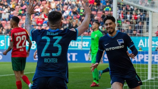 Suat Serdar (r) und Marco Richter feierten mit Hertha einen wichtigen Sieg in Ausgburg. Suat Serdar (r) und Marco Richter feierten mit Hertha einen wichtigen Sieg in Ausgburg.