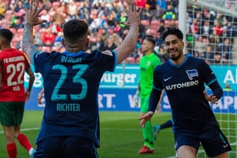 Suat Serdar (r) und Marco Richter feierten mit Hertha einen wichtigen Sieg in Ausgburg.