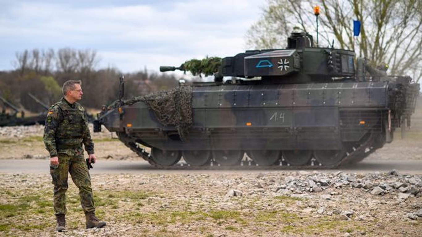 Ein Brigadegeneral beobachtet bei einer Bundeswehrübung die Verlegung seiner Panzer.
